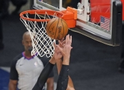 LOL赛事-戈贝尔内线压制，对方球员难以突破