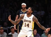 英雄联盟总决赛-霍乐迪复出后表现抢眼，浓眉兄弟闪耀球场的简单介绍