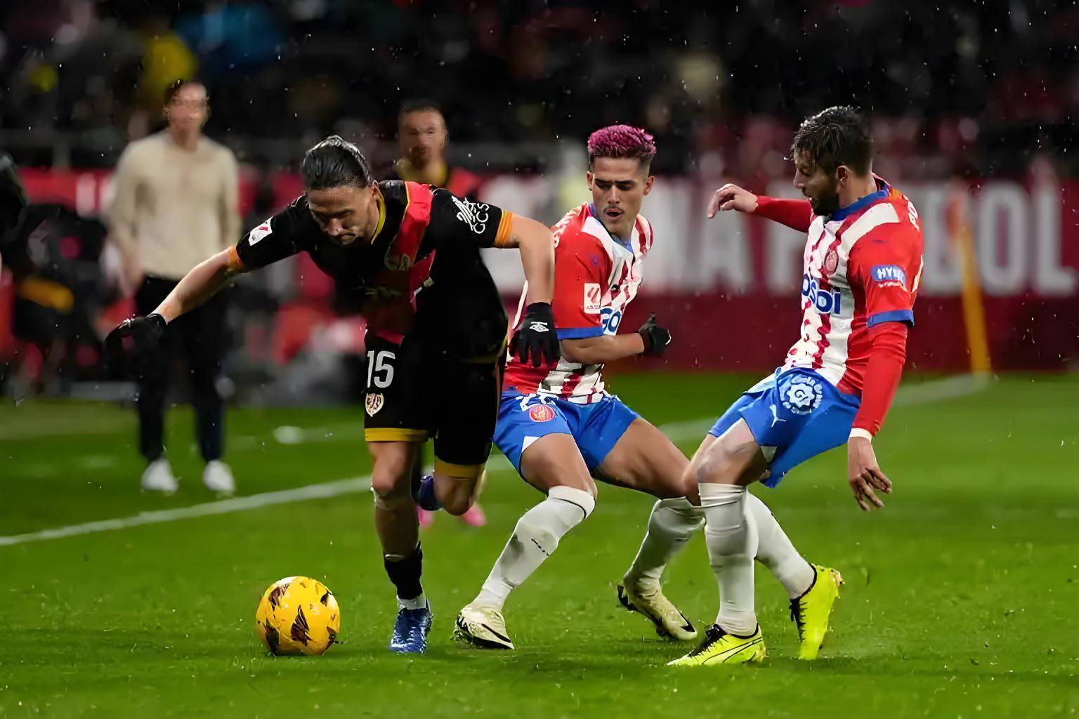 包含比利亚雷亚尔客场不敌，保级形势略显严峻的词条