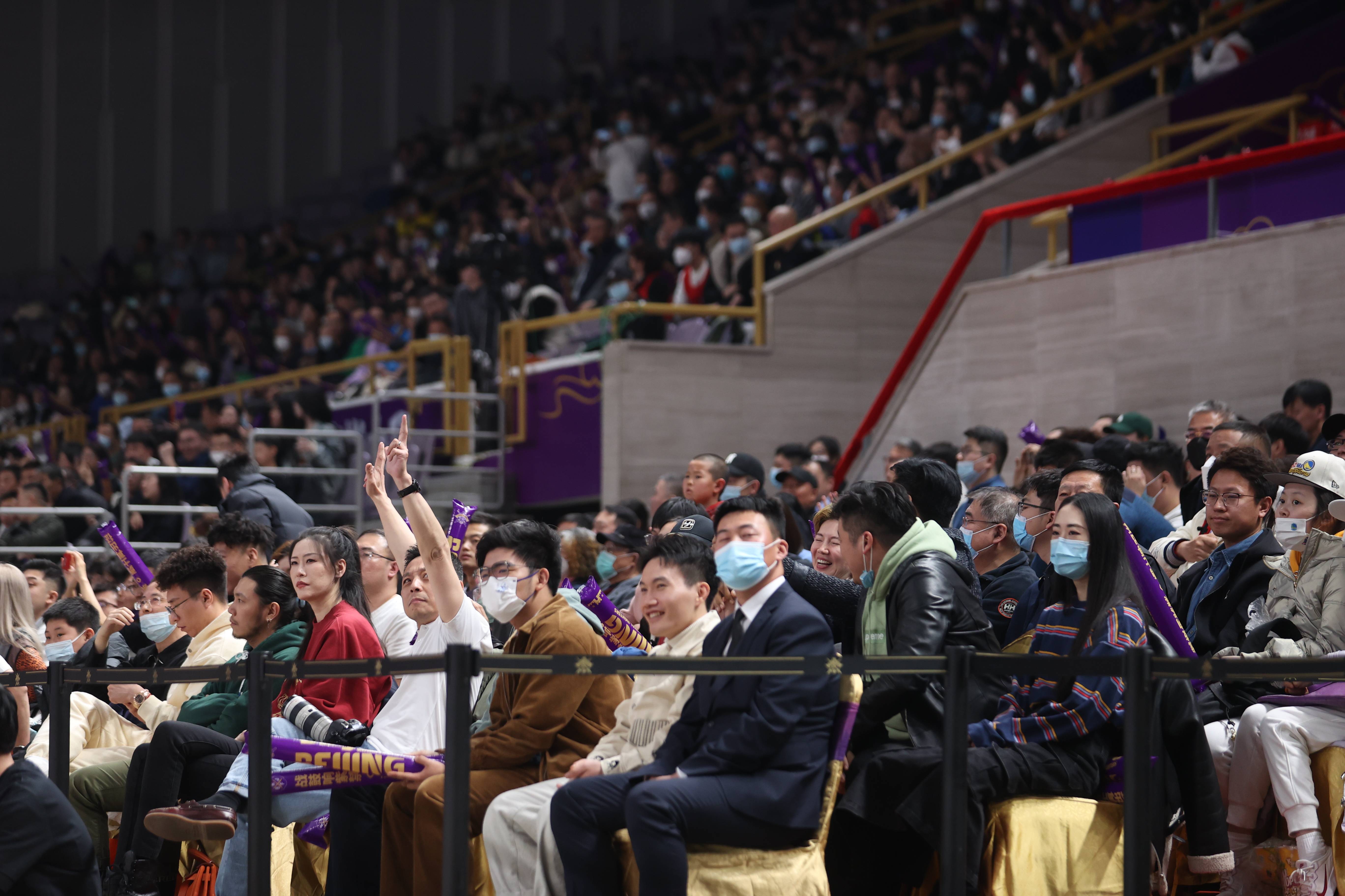 包含场面火爆！冰球观众席沸腾不已的词条