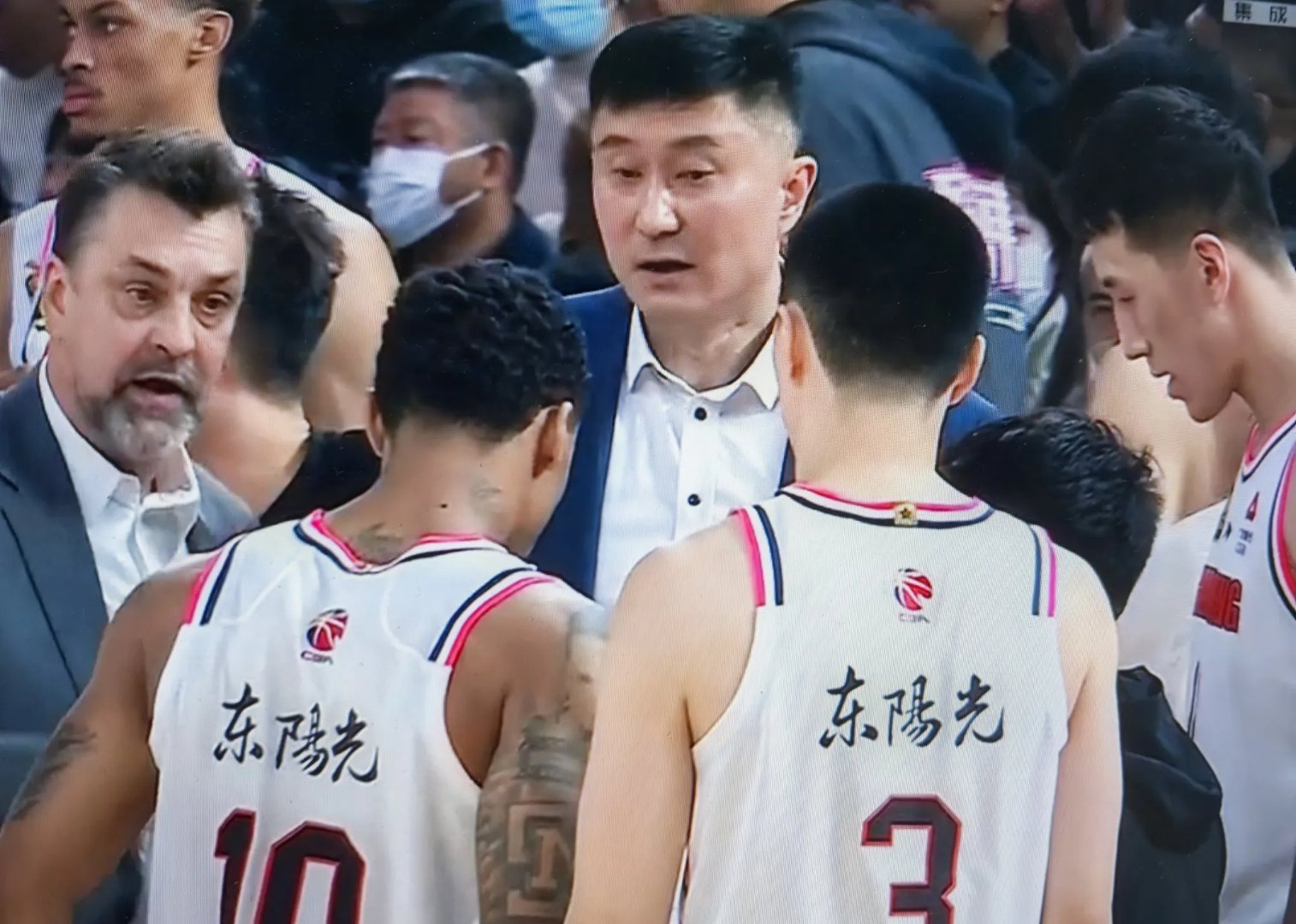 深圳队完胜山东队，浓眉哥高光表现