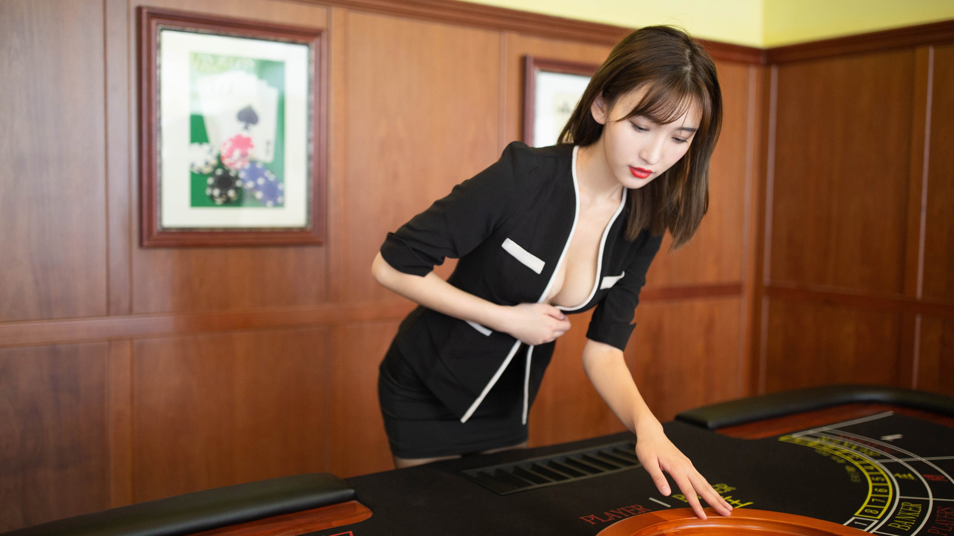 钢铁右腿与碳纤维王座,当绿茵场征服了巴林沙漠